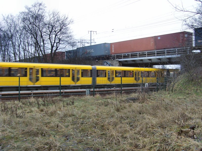 U 5 bei Biesdorf unterquert Bahnlinie, Januar 2009