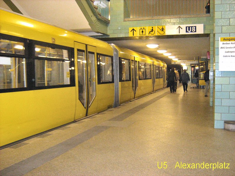 U 5 - H-Zug im Endbahnhof Alexanderplatz, Mrz 2009