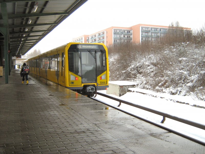 U 5 verlt den Bahnhof Richtung Alexanderplatz, 2009