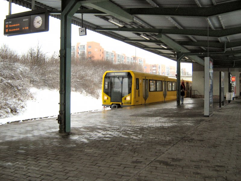 U-Bahn nach Alexanderplatz fhrt ein, Februar 2009