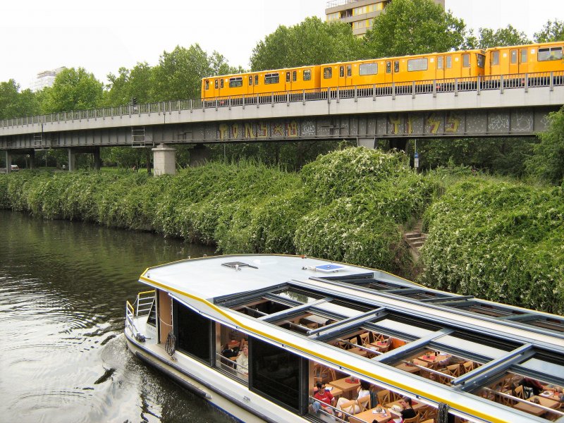 U-Bahn und Schiff (Landwehrkanal), Berlin 2007