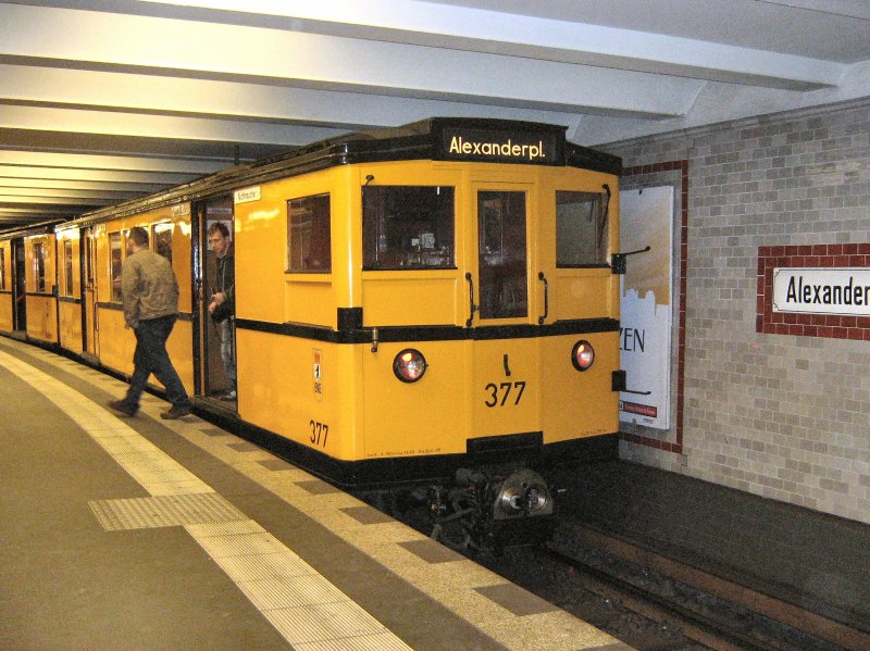 U-Bahnwagen 377 im U-Bhf. Alexanderplatz, 2008
