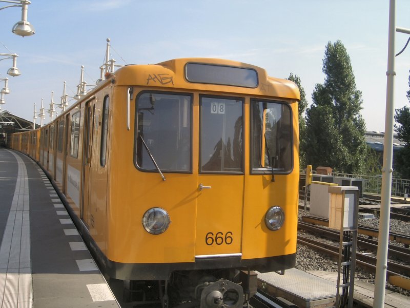 U-Bahnzug im Bhf. Warschauer Strasse, 2006
