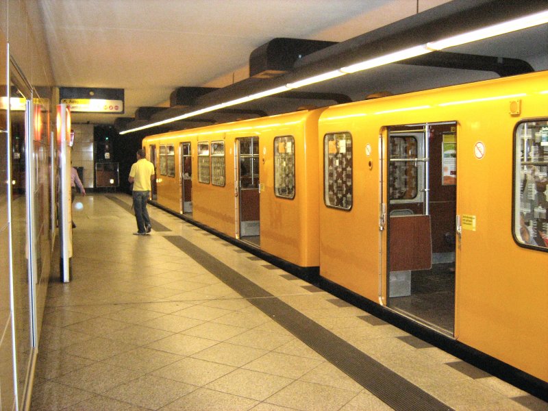 U-Bahnzug im Bhf Wilmersdorfer Strasse (Charlottenburg) - Mai 2009