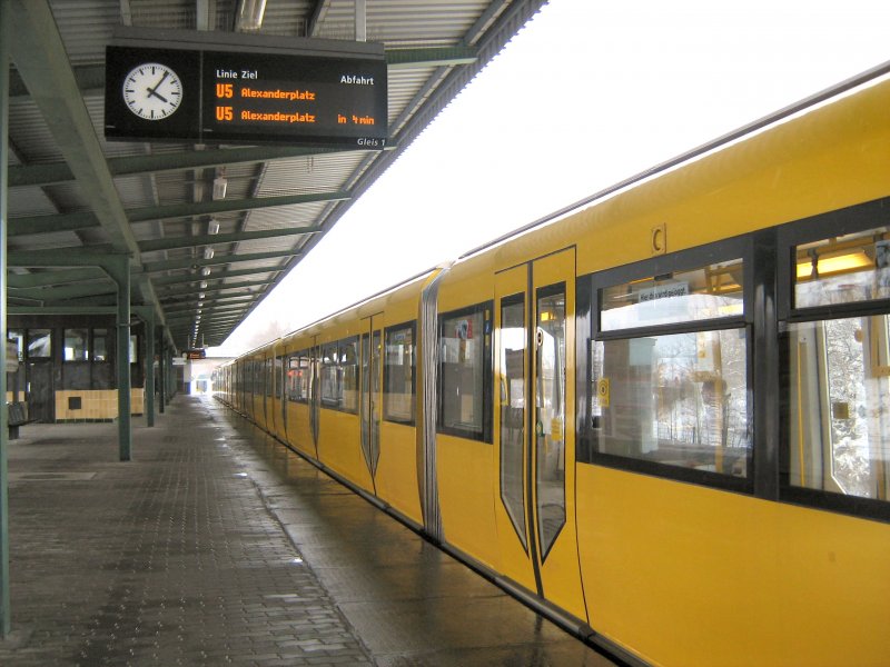 U-Bahnzug in Hnow, bereit zur Rckfahrt zum Alexanderplatz, Februar 2009