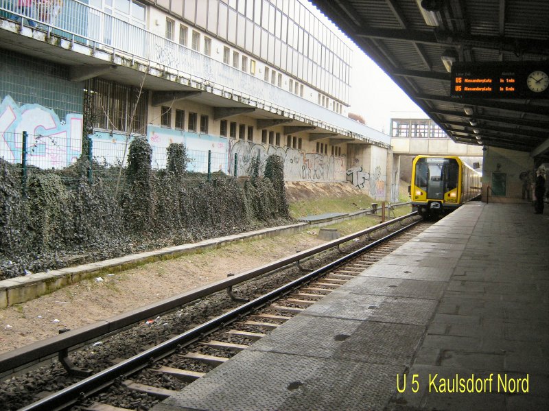 U-Bahnzug in Kaulsdorf-Nord, Mrz 2009