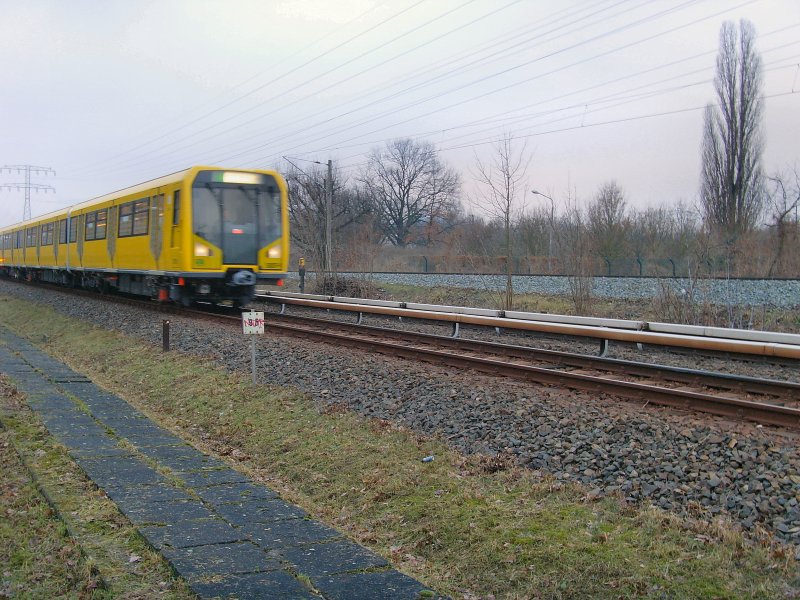 U-Bahnzug der Linie U 5 bei Biesdorf, Januar 2009