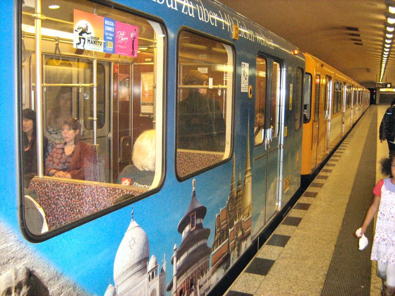 U-Bahnzug mit Vollwerbung auf der U9, Mai 2009