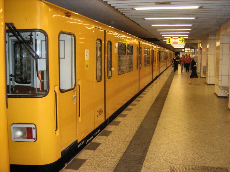 U-Bahnzug der U7 im U-Bhf Berliner Strasse, Umsteigebahnhof zur U 9 - Juni 2009