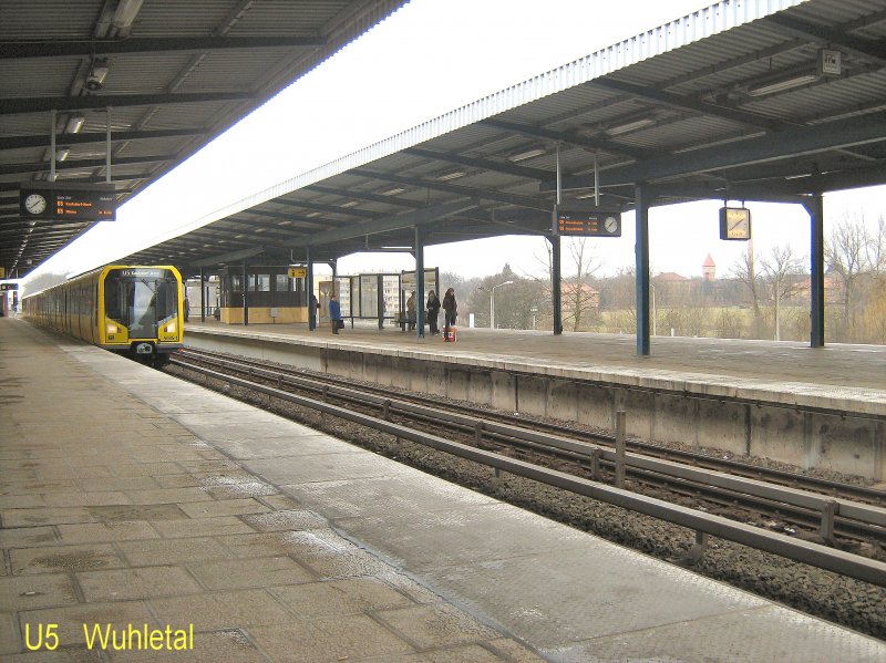 Umsteigebahnhof Wuhletal mit U-Bahnzug, Mrz 2009
