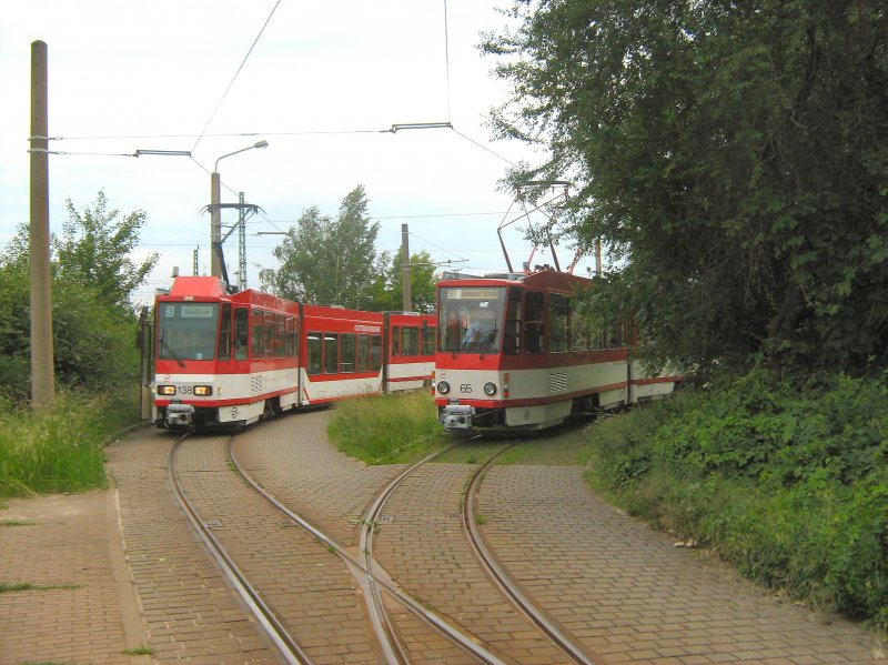 Vergleich zwischen den beiten Tatra-Wagen in der Schleife Sandow, Cottbus 6.6.2009