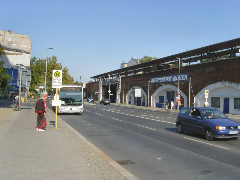 Vom Nordbahnhof kommend erreicht der S-Bahnersatzverkehr den S-Bhf Tiergarten, Berlin September 2009