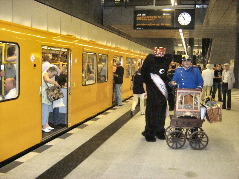Vor der ersten Fahrt fr die ffentlichkeit im U-Bhf Hauptbahnhof, Berlin 8.8.2009 kurz vor 11 Uhr