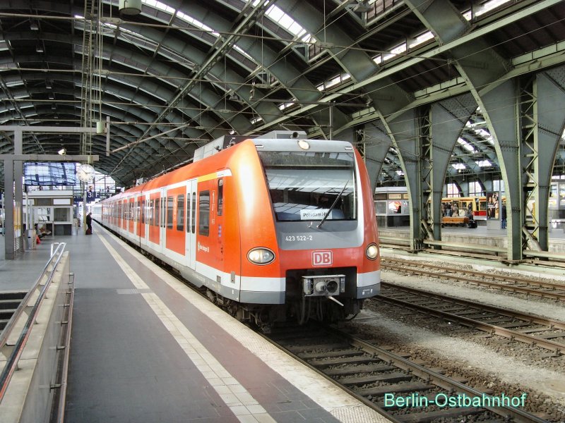 Vorn der Ersatzverkehr, hinten im Bild eine  richtige  S-Bahn, Berlin Ostbahnhof Oktober 2009