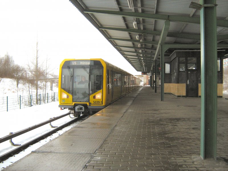 Winterbetrieb bei der U-Bahn: U 5 nach Hnow, Febr. 2009