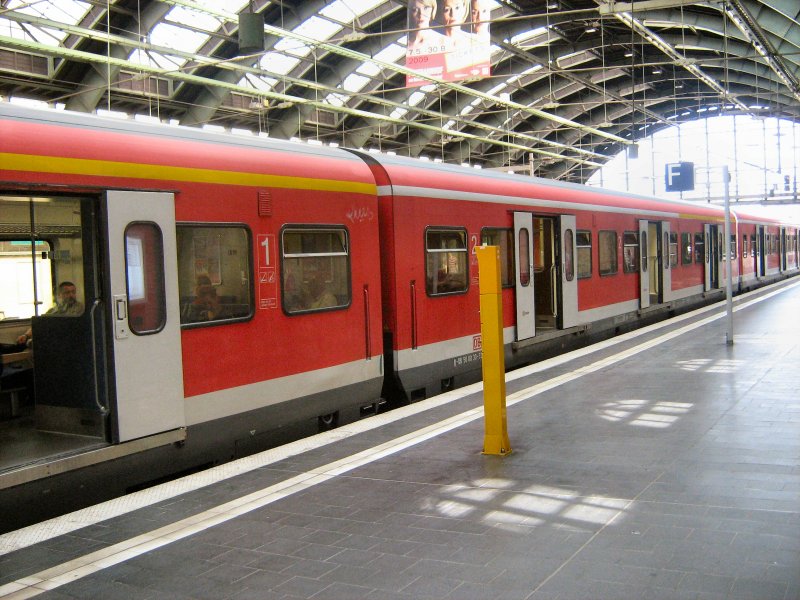 Zug des S-bahnersatzverkehrs im Ostbahnhof, Berlin August 2009