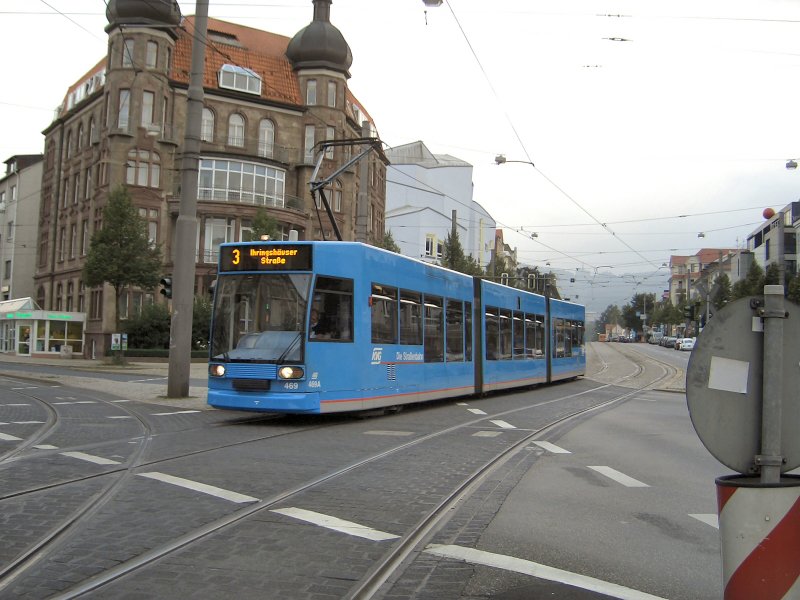 Zug der Linie 3, ganz im Hintergrund der Herkules, Foto von 2005