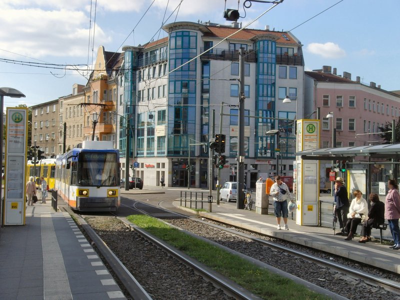 Zug der Linie M4 am Antonplatz, Berlin-Weiensee 17.9.2009