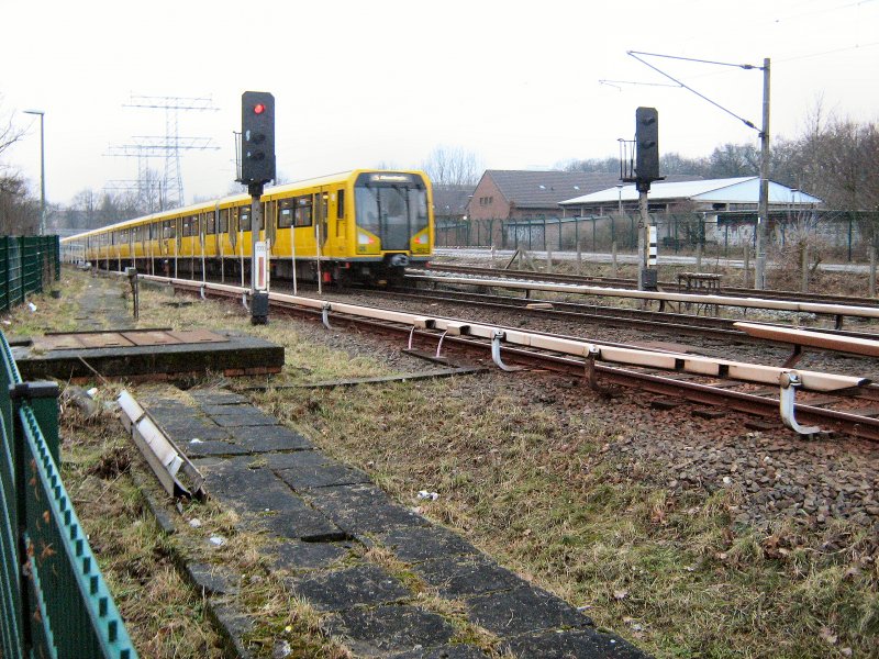 Zug der U 5 bei Biesdorf, Januar 2009
