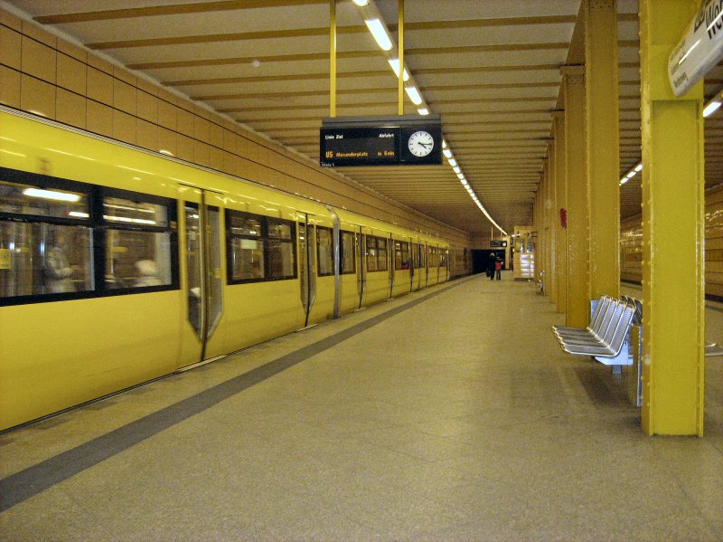 Zug der U5 in der Weberwiese, Mrz 2009