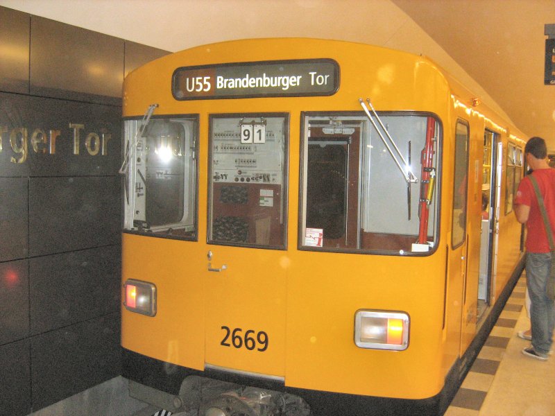 Zug der U55 im neuen U-Bhf Brandenburger Tor, 10. August 2009