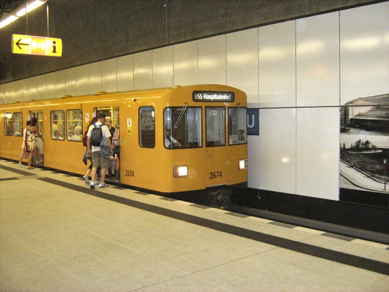 Zug der U55 im U-Bhf Hauptbahnhof am 10. August 2009
