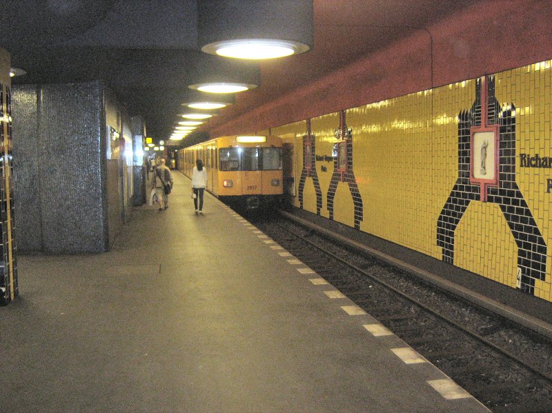 Zug der U7 im U-Bhf Richard-Wagner-Platzt, Juni 2009