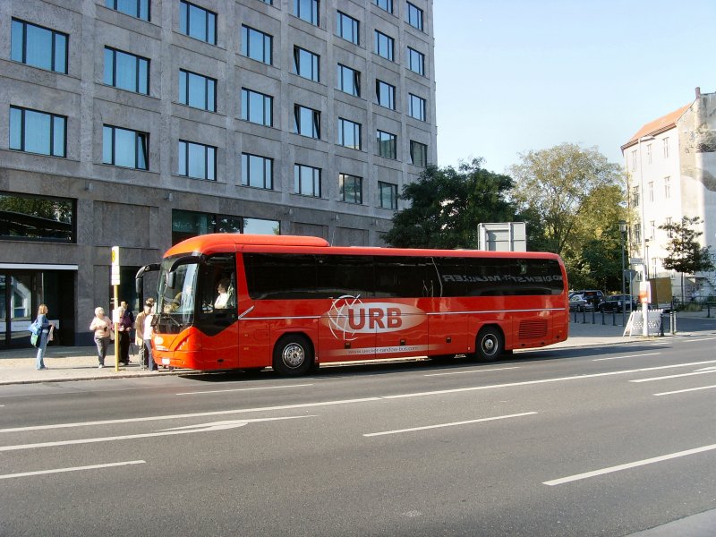Zwei   Rote Busse  fuhren auch die Runde Zoo-Nordbahnhof, Berlin September 2009