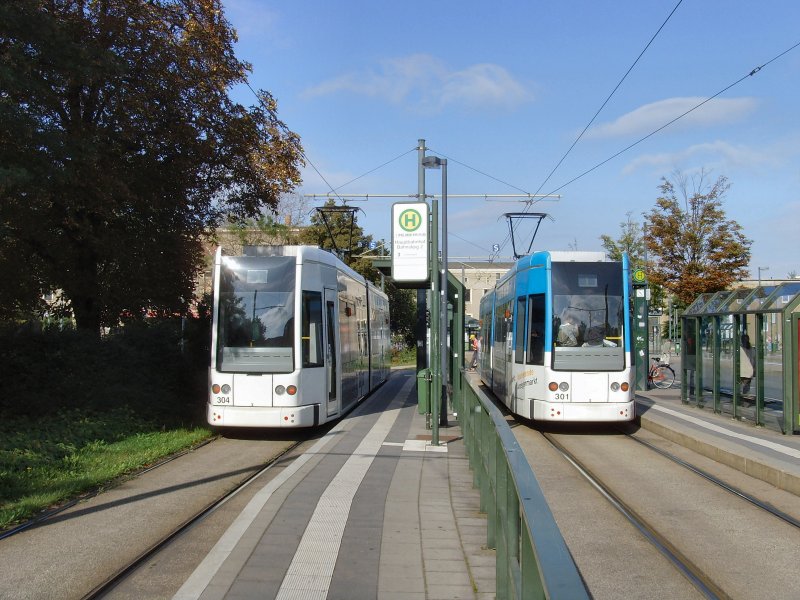 Zwei Bahnen abfahrbereit am Hauptbahnhof Dessau, 12.9.2009
