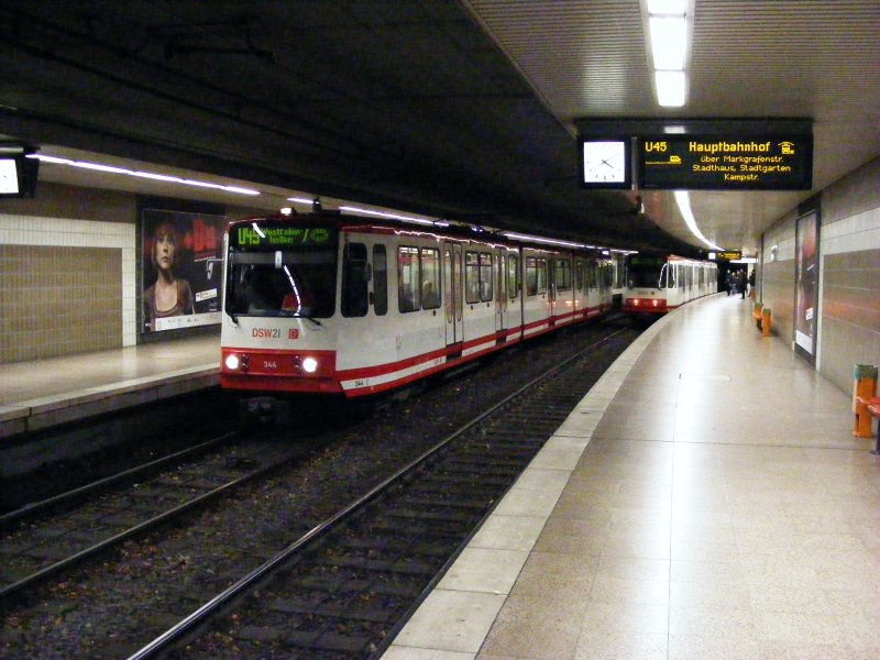 Zwei dreiteilige Stadtbahnwagen B der Dortmunder Stadtwerke im Bahnhof Westfalenpark am 19. Dezember 2008.