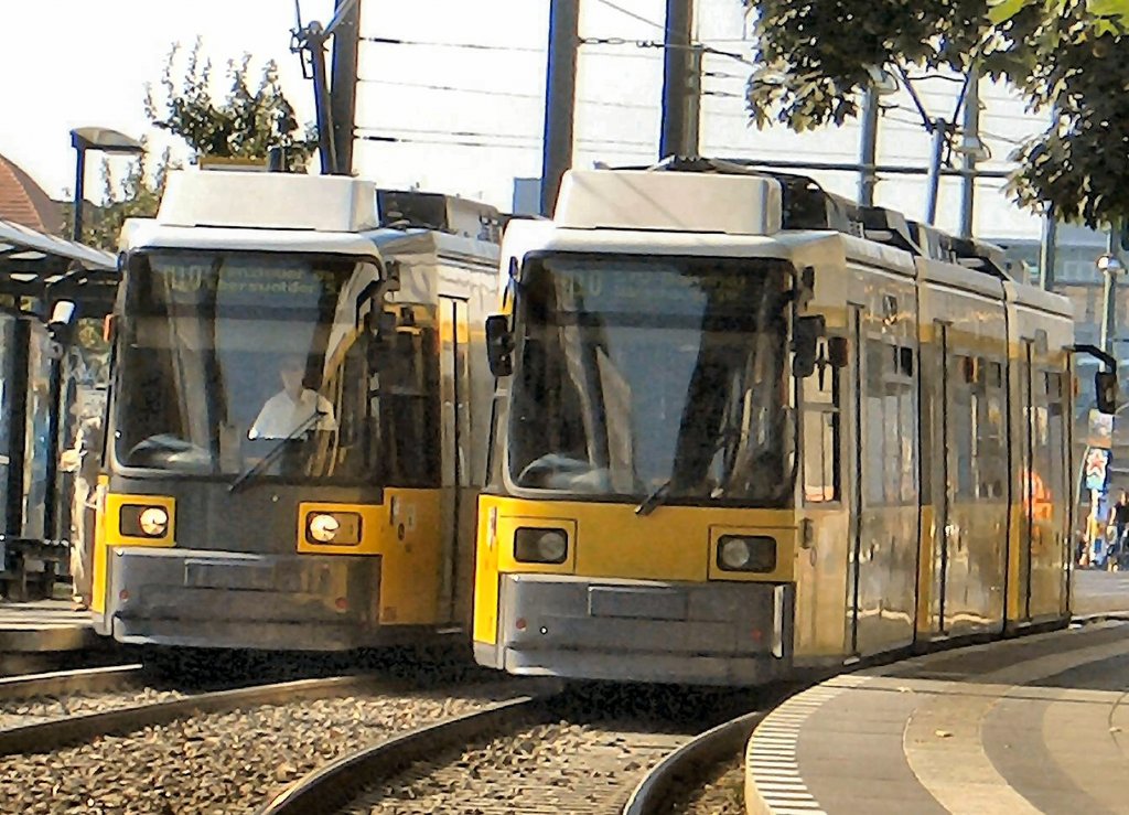 Begegnung zweier Niederflurbahn, Berlin