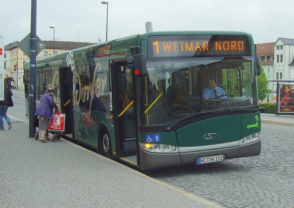 Bus der Linie 1 nach Weimar-Nord am Bahnhof im Regen, 2010