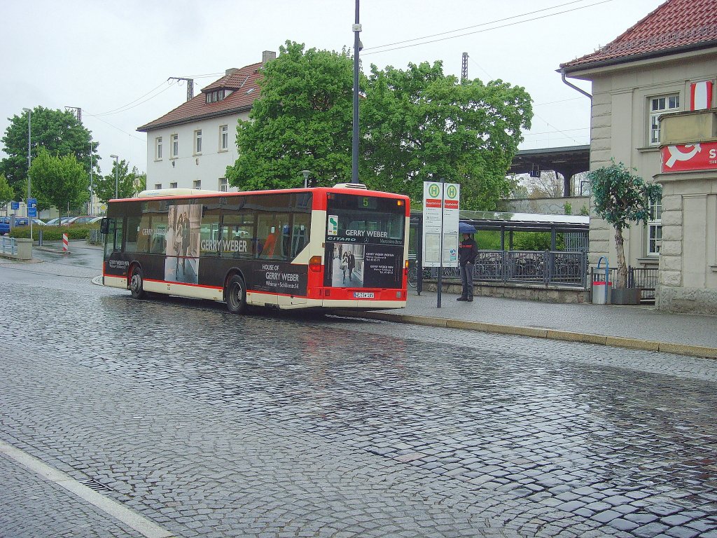 Bus der Linie 5 im Regen am Bahnhof Weimar, 2010