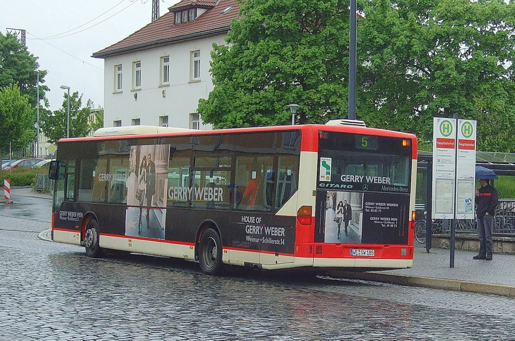 Bus der Linie 5 im Regen an der Hst. Bahnhof Weimar, 2010