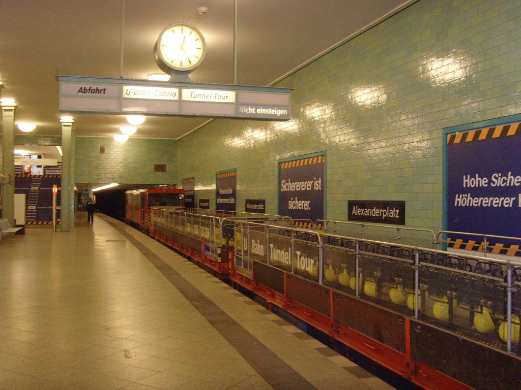 Cabrio-Zug im U-Bhf Alexanderplatz