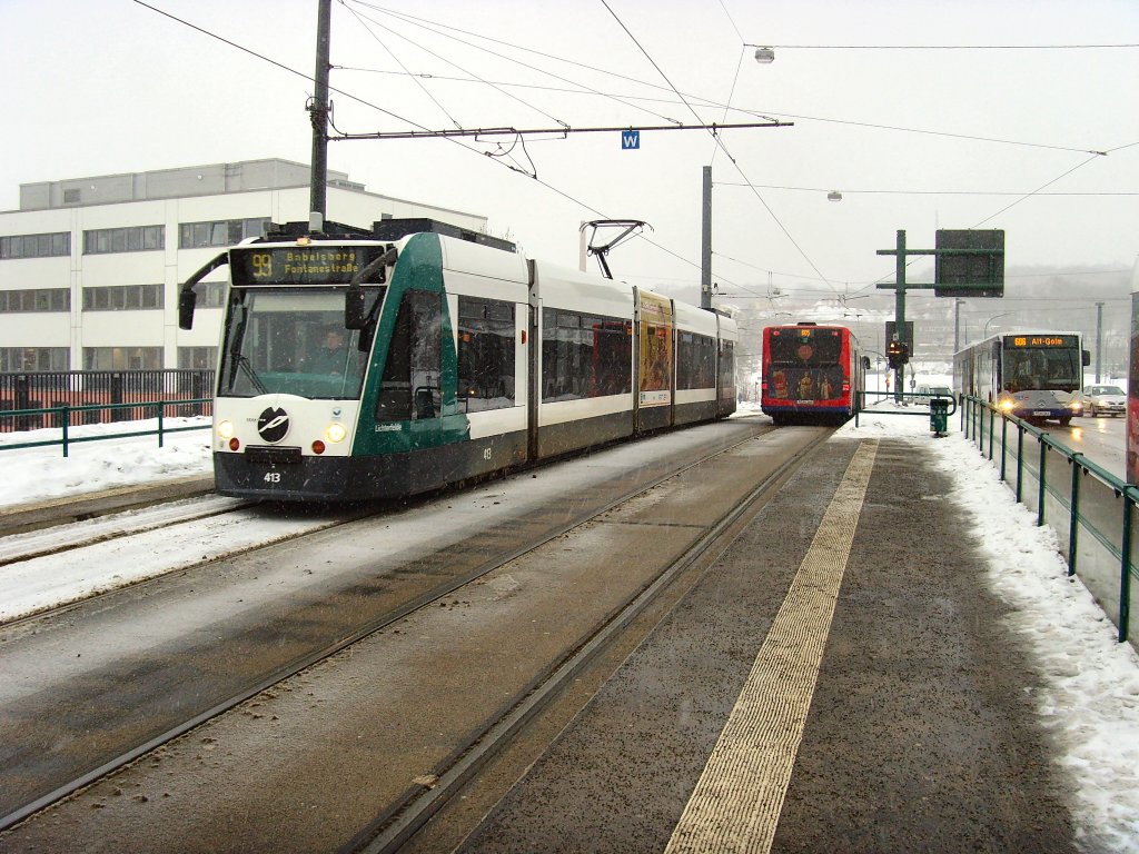 Combino und Bus im Schneetreiben Potsdam, 2.2.2010