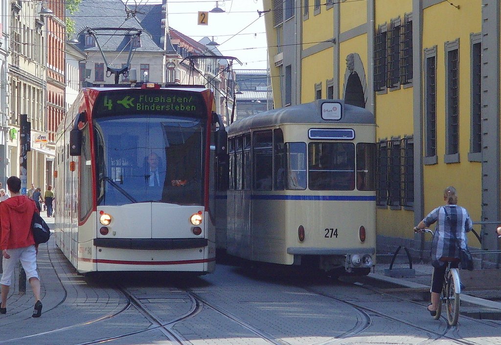 Combino und Gothazug in der Bahnhofstrasse Erfurt