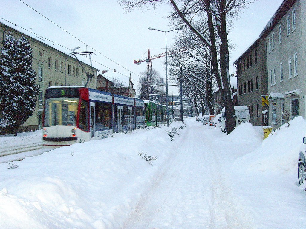Combino-Zug kmpft sich wieder durch den Schnee, Erfurt 27..12.2010