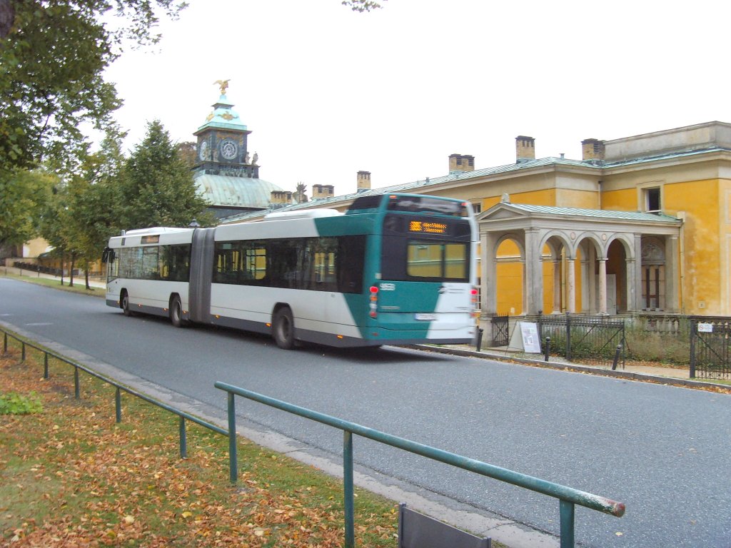 Gelenkbus in Potsdam in hist. Umgebung, Potsdam Oktober 2009