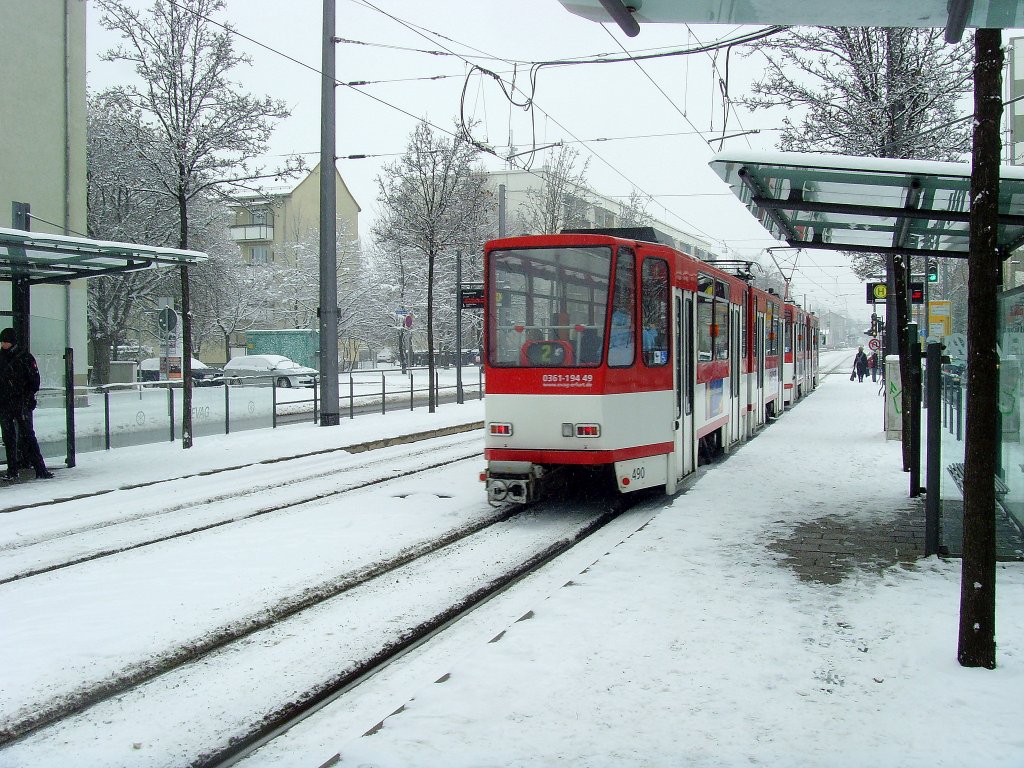 KT4D-Zug der Linie 2 Richtung Ringelberg, Winter im November 2010