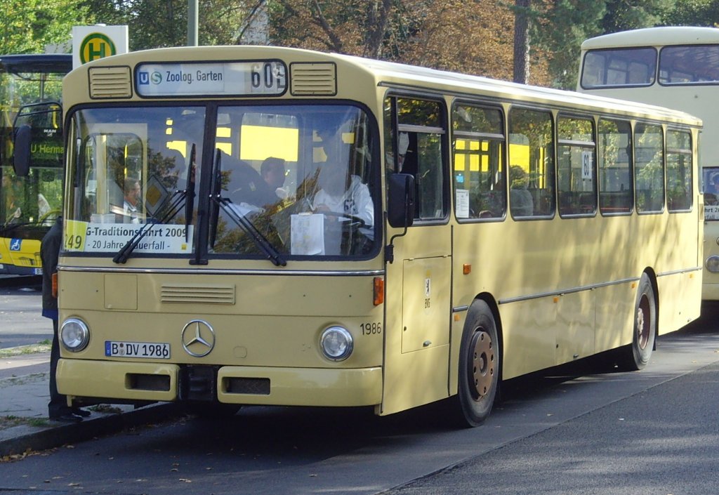 Mercedes-Bus in Grunewald - Roseneck, Berlin 10.10,.2010