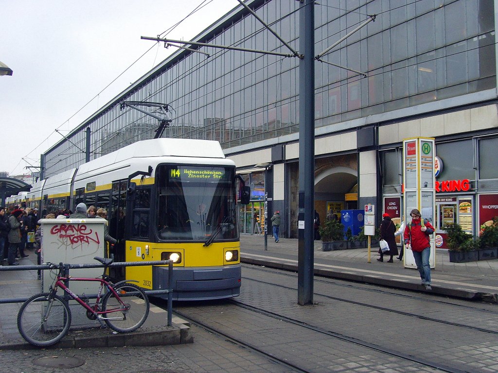 Niederflurbahn am Alexanderplatz im Februar 2011