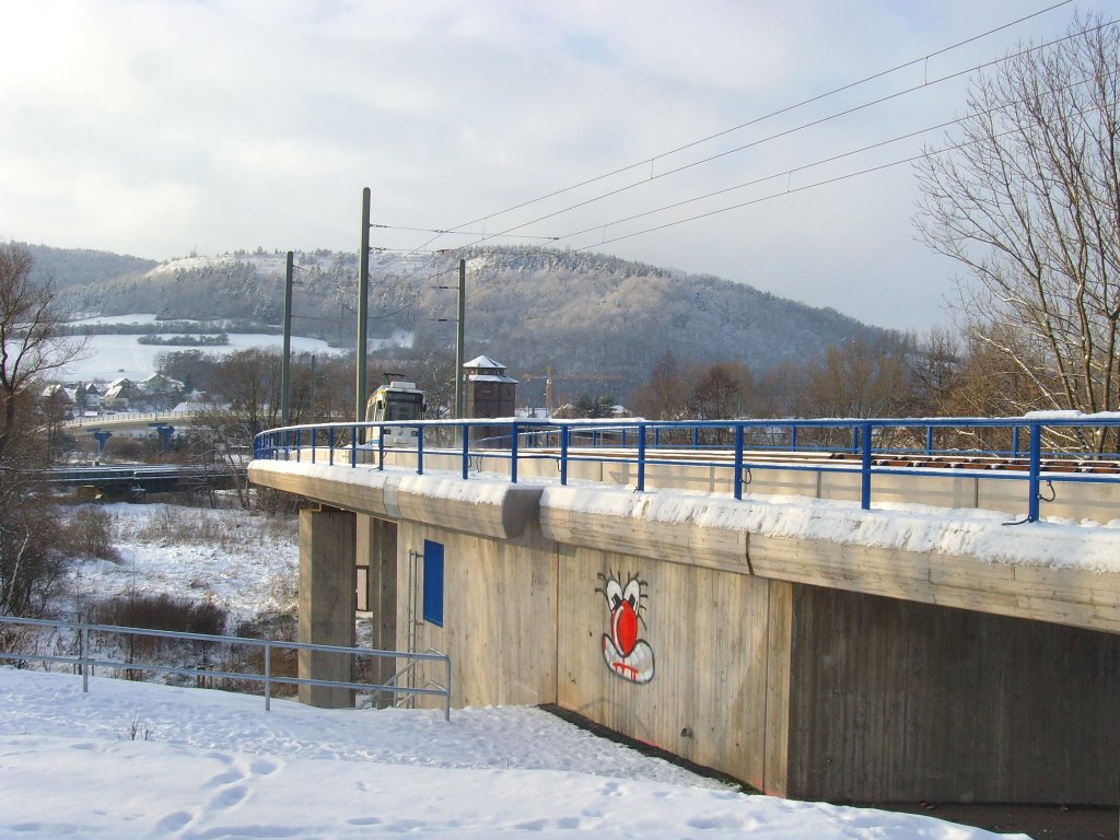 Niederflurbahn aus Richtung Gschwitz auf der neuen Brcke, Jena 4. 1. 2010