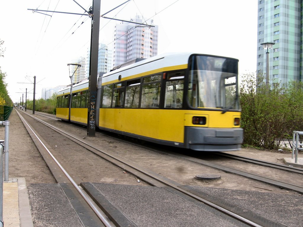 Niederflurbahn in Hohenschnhausen, Berlin 1.5.2006