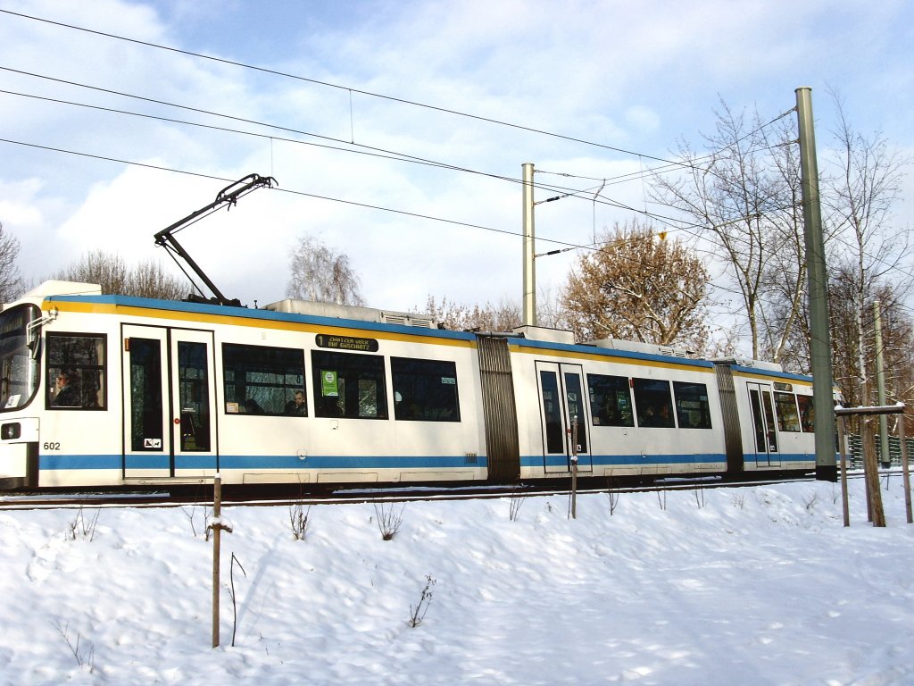 Niederflurbahn kurz nach der Brcke Richtung Lobeda-West, Jena 4.1.2010