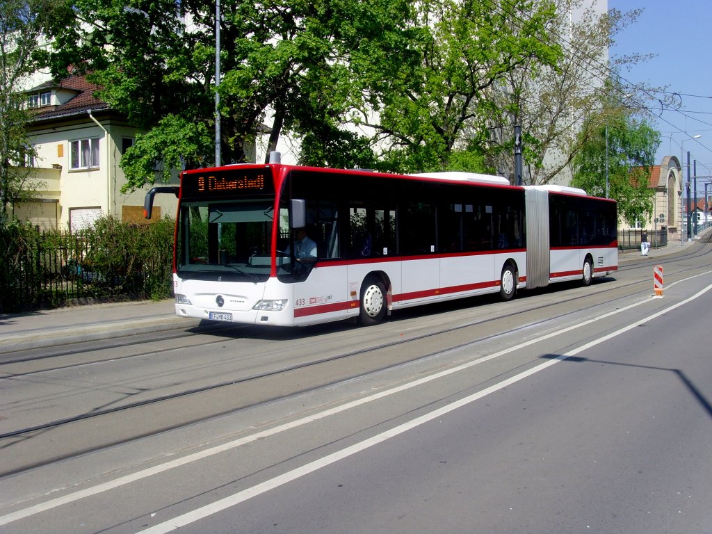 Stadtbus der Linie 9 kurz vor der Haltestelle salinenstrasse vom Nordbahnhof kommend, April 2011