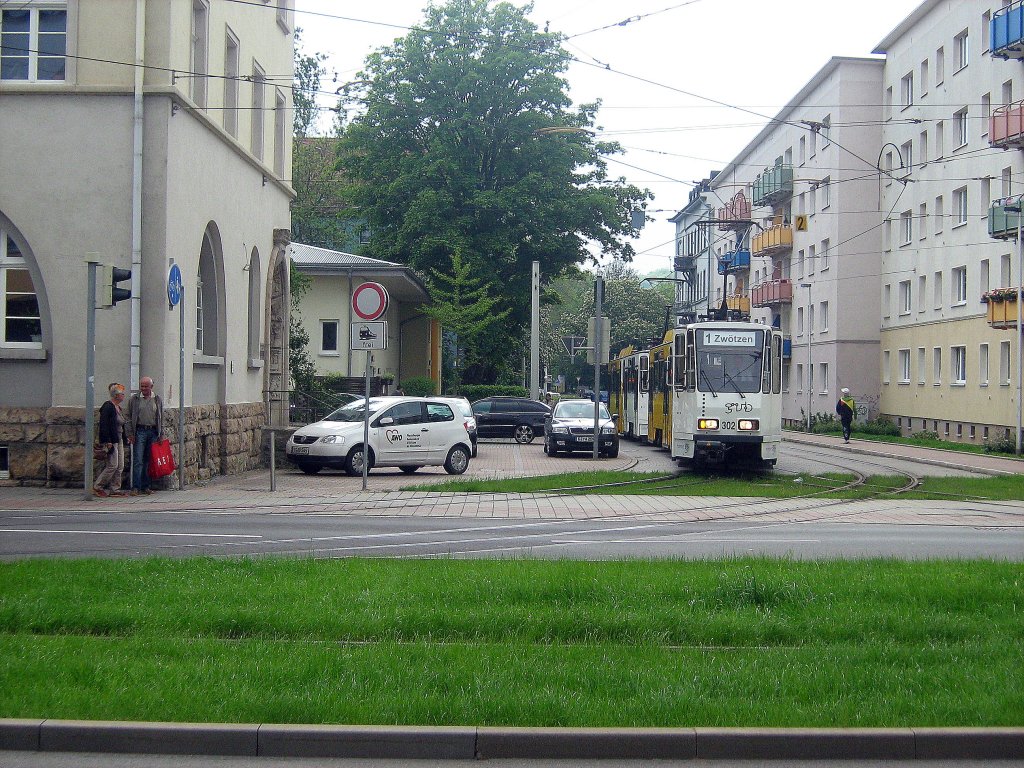tatra-Zug der Linie 1 nach Zwtzen biegt in die Reichsstrasse ein, Gera 2010