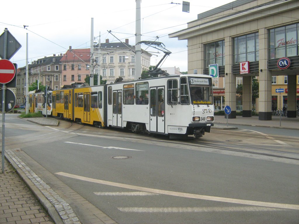 Tatra-Zug mit Mittelteil auf der Linie 3 im Stadtzentrum, Gera 2010
