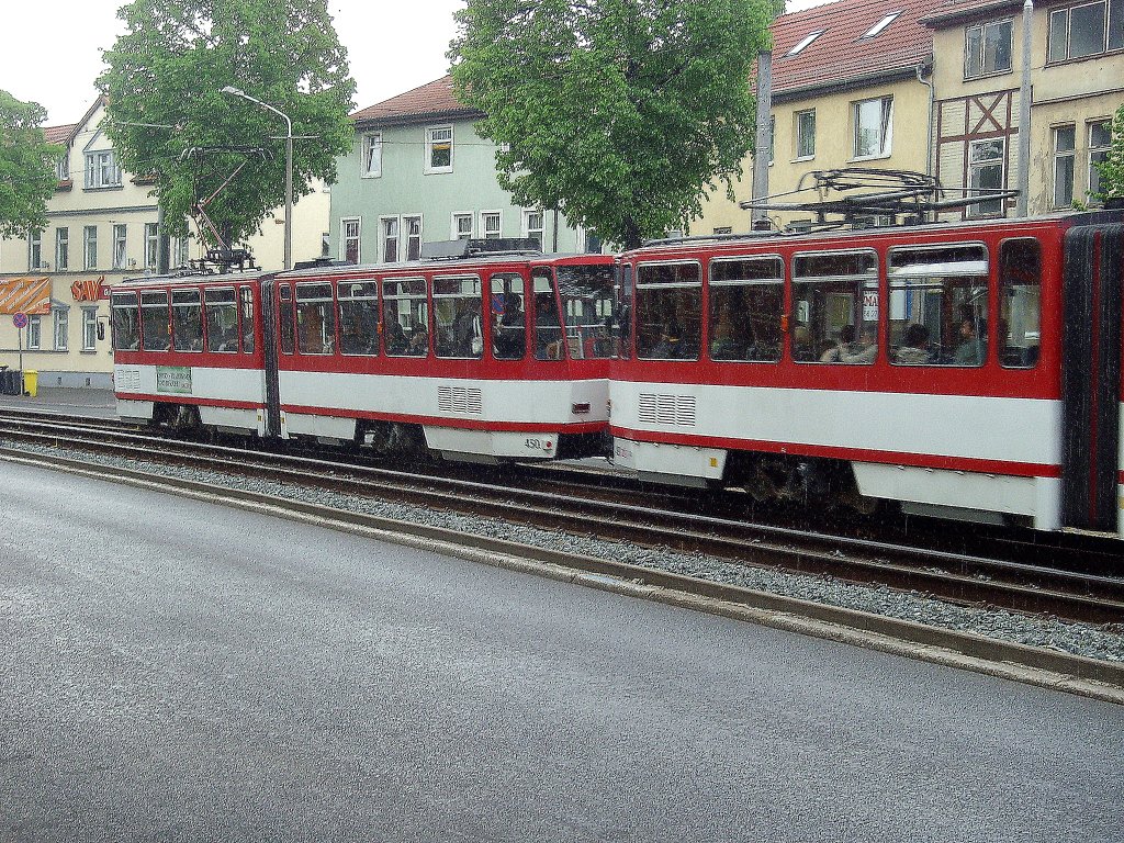 Tatra-Zug Richtung Stadt in der Magdeburger Allee, 2011