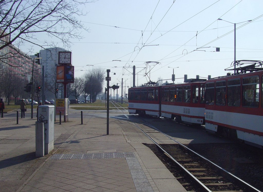 Tatrazug der Linie 1 biegt vom Europaplatz kommend zum Rieth ab, Mrz 2011